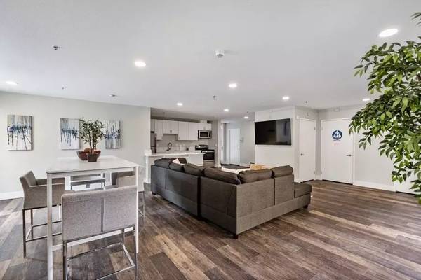 Listing photo 1 of 5