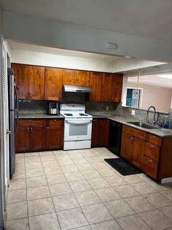 Listing photo 1 of 3