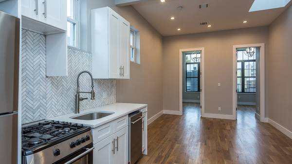 Listing photo 1 of 4