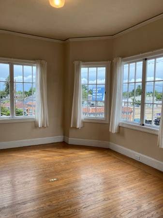 Listing photo 1 of 5