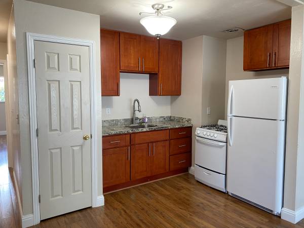 Listing photo 1 of 5