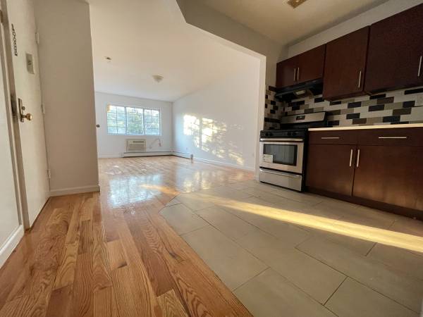 Listing photo 1 of 5