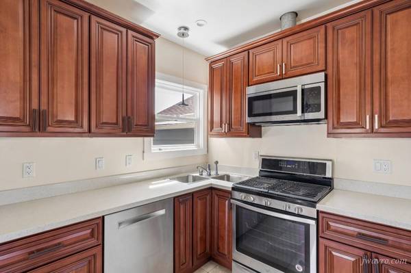 Listing photo 1 of 5