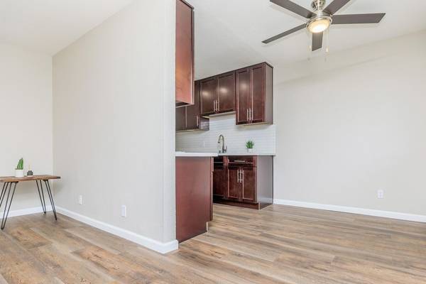 Listing photo 1 of 5