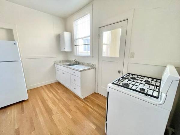 Listing photo 1 of 4