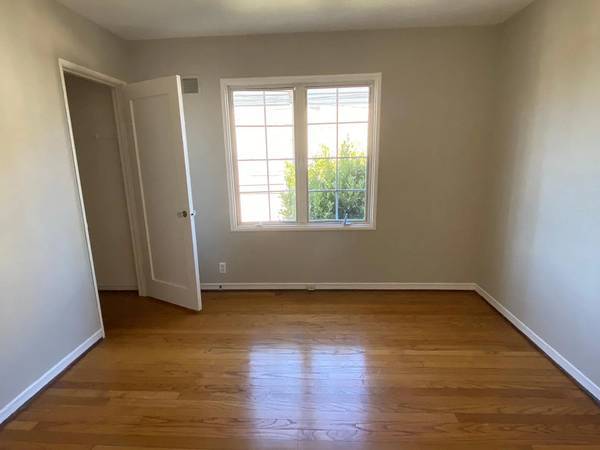 Listing photo 1 of 4
