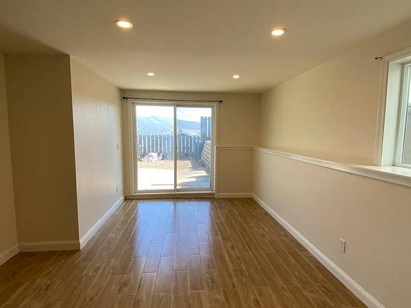 Listing photo 1 of 5