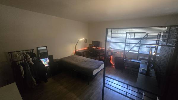 Listing photo 1 of 5