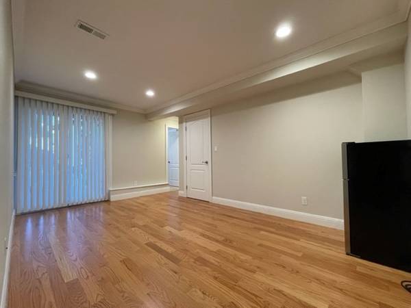 Listing photo 1 of 4