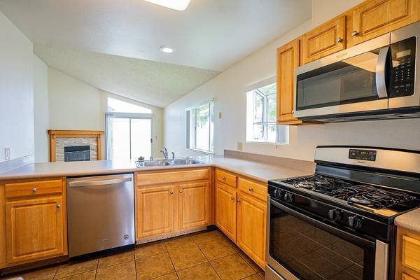 Listing photo 1 of 4