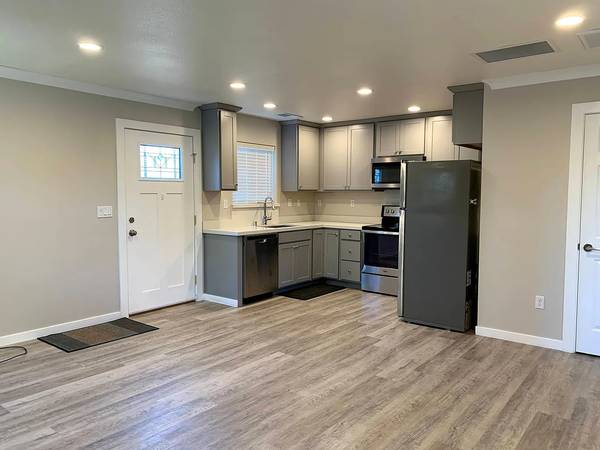 Listing photo 1 of 5