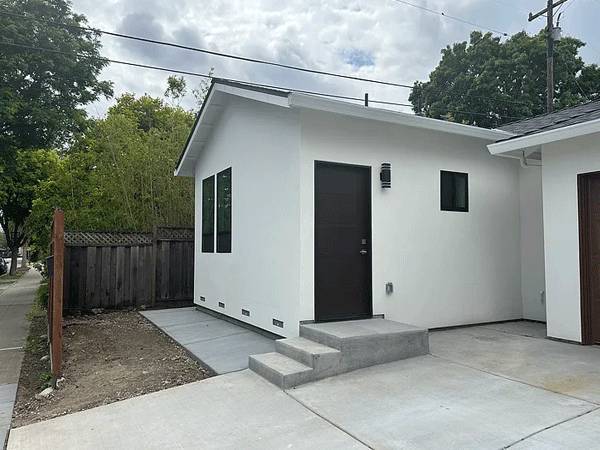 Listing photo 1 of 4