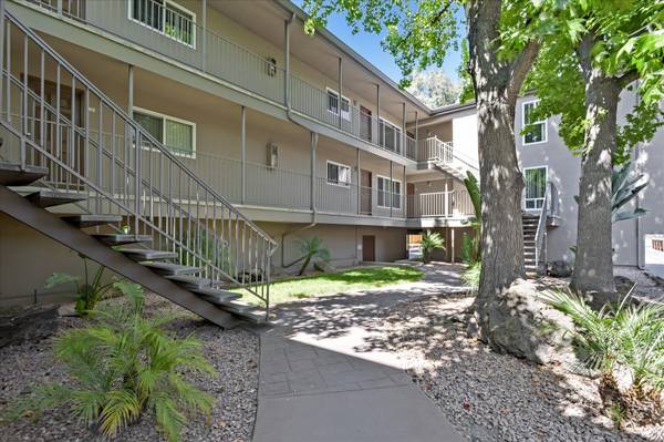 Listing photo 1 of 4