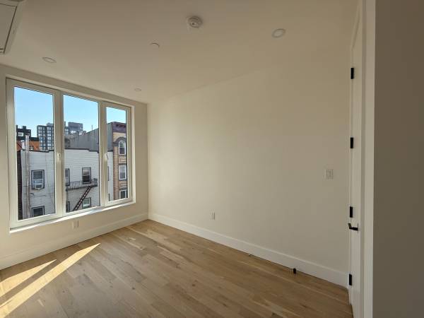 Listing photo 1 of 5