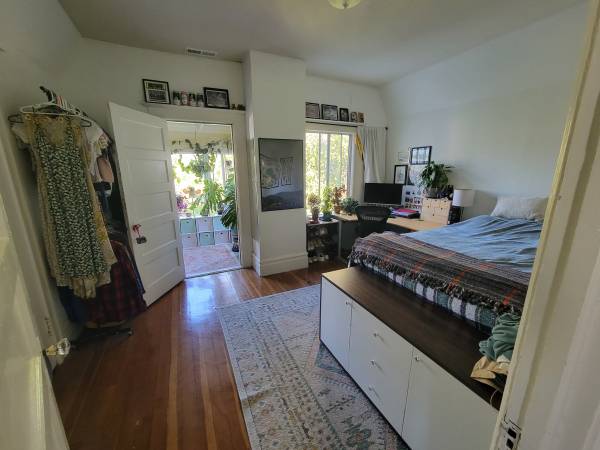 Listing photo 1 of 4