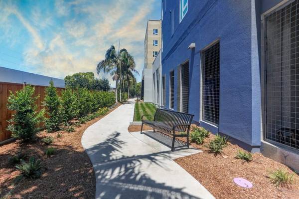 Listing photo 1 of 5