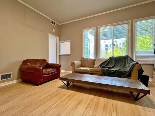 Listing photo 1 of 5