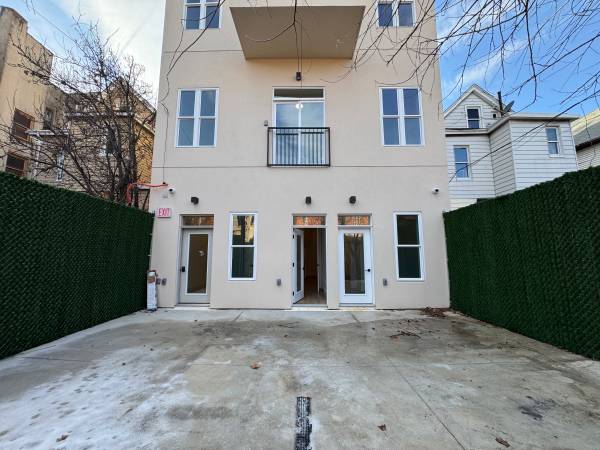 Listing photo 1 of 5