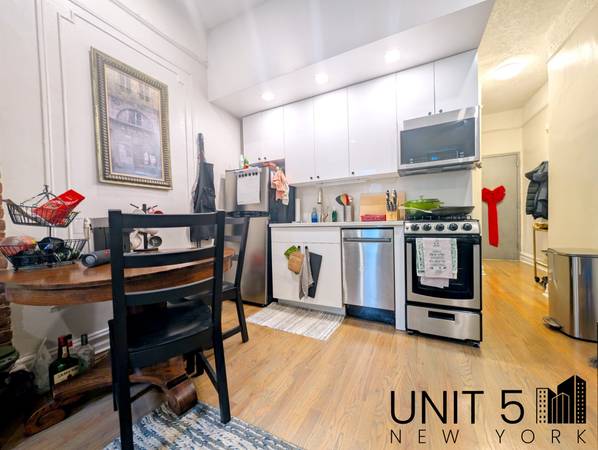 Listing photo 1 of 8