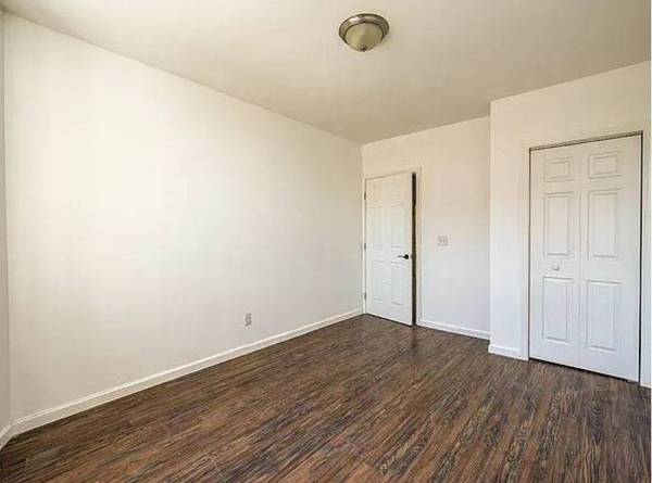 Listing photo 1 of 4