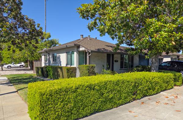 Listing photo 1 of 5
