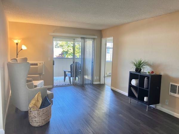 Listing photo 1 of 5