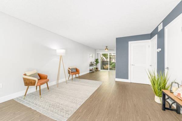 Listing photo 1 of 5