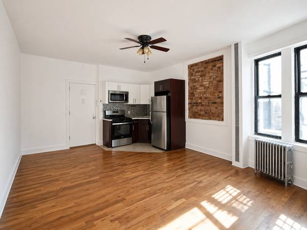 Listing photo 1 of 4