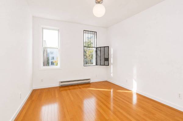Listing photo 1 of 5