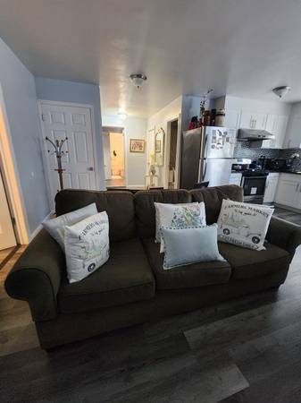 Listing photo 1 of 4