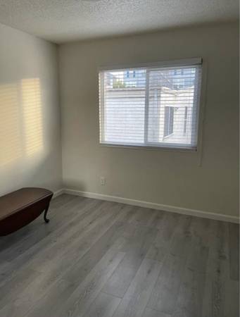 Listing photo 1 of 4