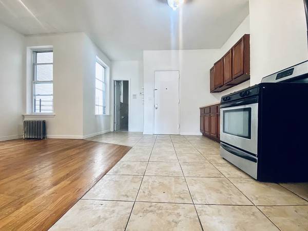 Listing photo 1 of 5