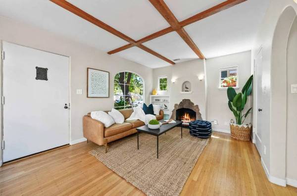 Listing photo 1 of 5