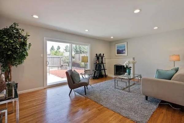 Listing photo 1 of 4