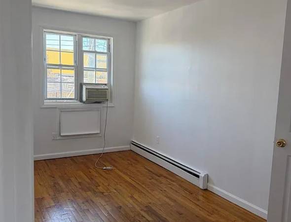Listing photo 1 of 4