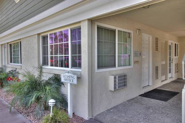 Listing photo 1 of 5