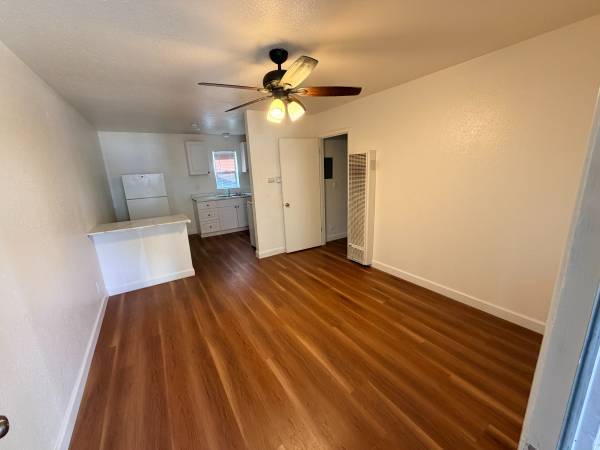 Listing photo 1 of 5