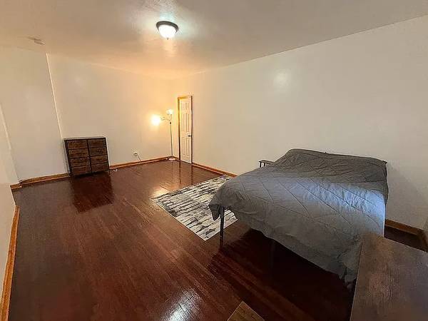 Listing photo 1 of 5