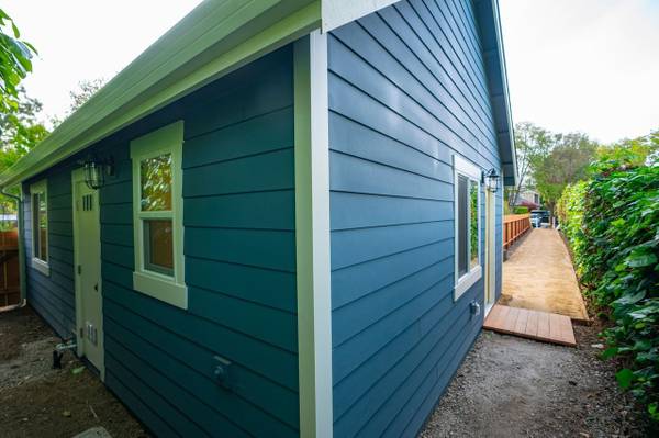 Listing photo 1 of 5