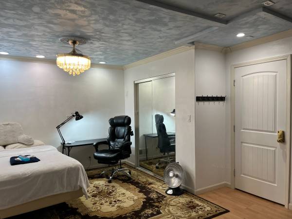 Listing photo 1 of 5