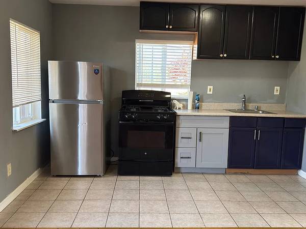 Listing photo 1 of 5