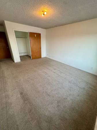 Listing photo 1 of 4