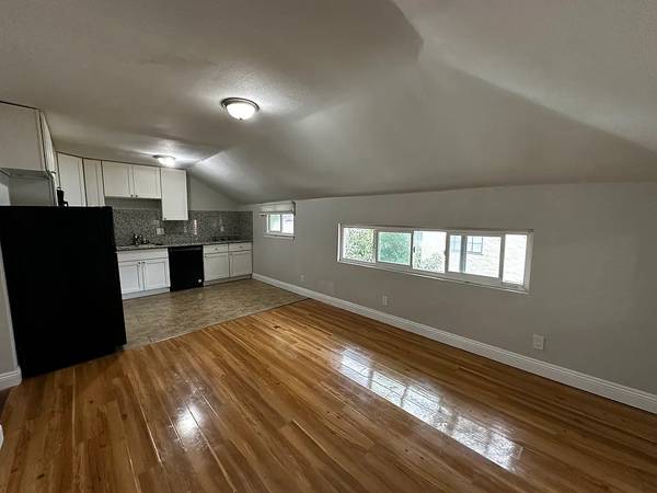 Listing photo 1 of 4