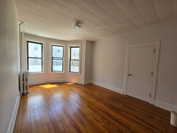 Listing photo 1 of 4