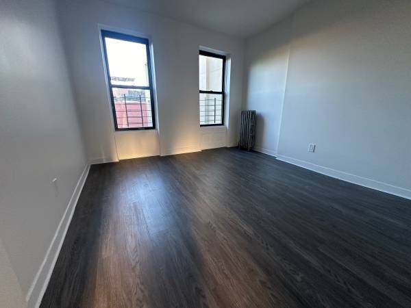 Listing photo 1 of 5