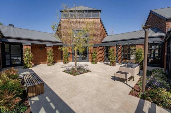 Listing photo 1 of 5