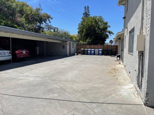 Listing photo 1 of 4