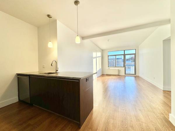 Listing photo 1 of 9