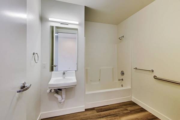 Listing photo 1 of 5