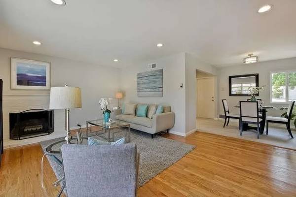 Listing photo 1 of 4